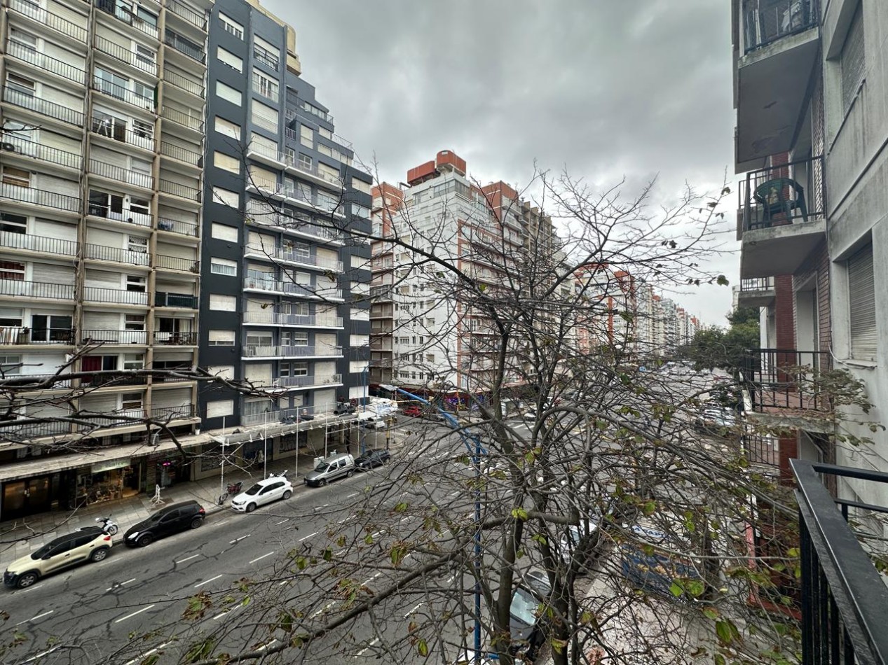 Departamento 3 ambientes a la calle con balcon