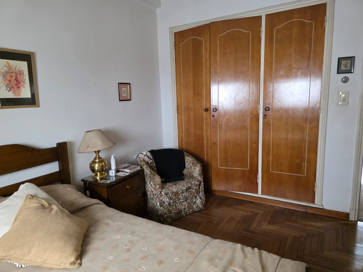 Piso 3 ambientes con dependencia a la calle con balcon
