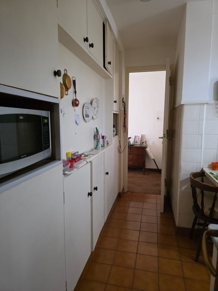 Piso 3 ambientes con dependencia a la calle con balcon