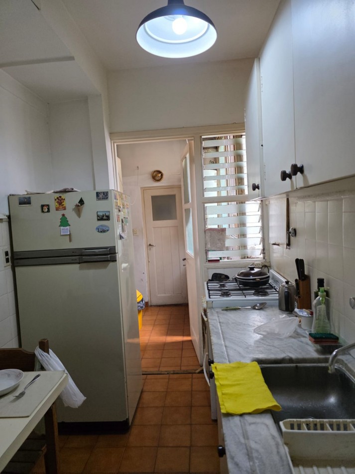 Piso 3 ambientes con dependencia a la calle con balcon