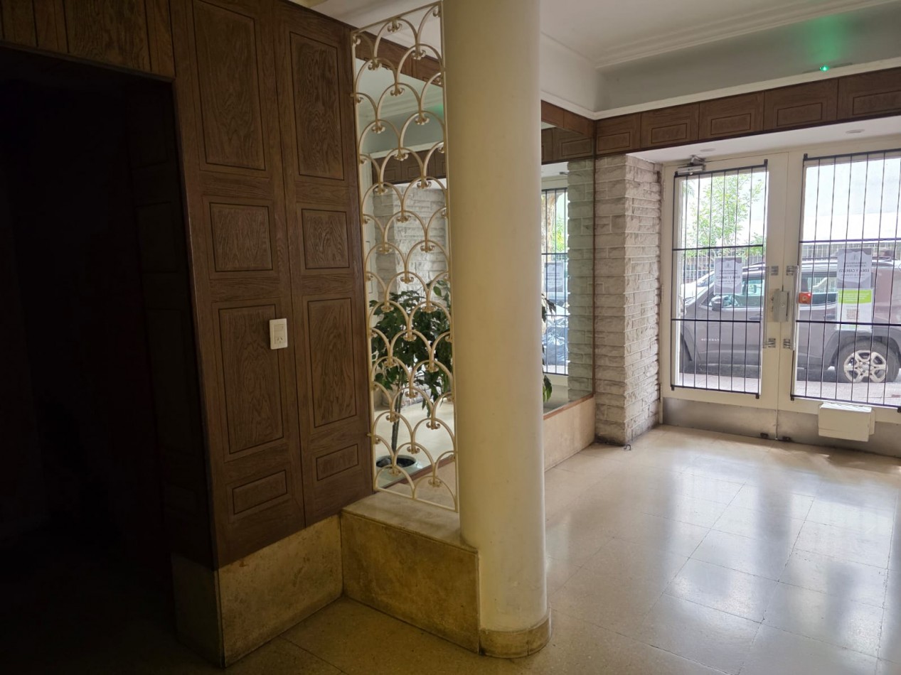 Piso 3 ambientes con dependencia a la calle con balcon