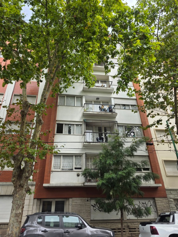 Piso 3 ambientes con dependencia a la calle con balcon
