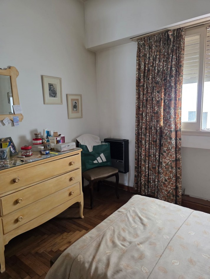 Piso 3 ambientes con dependencia a la calle con balcon