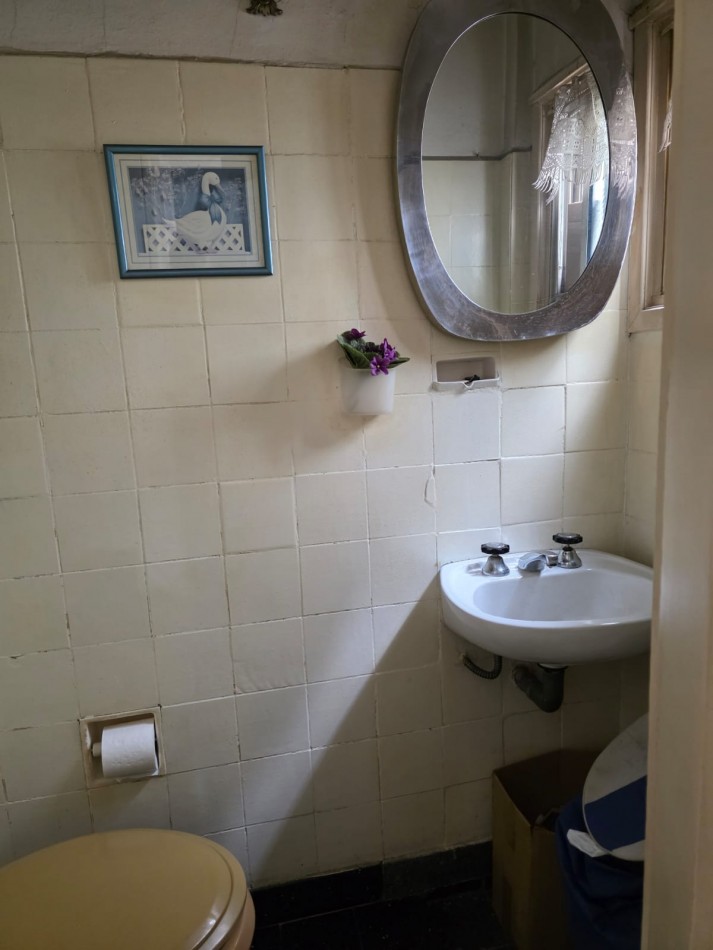Piso 3 ambientes con dependencia a la calle con balcon
