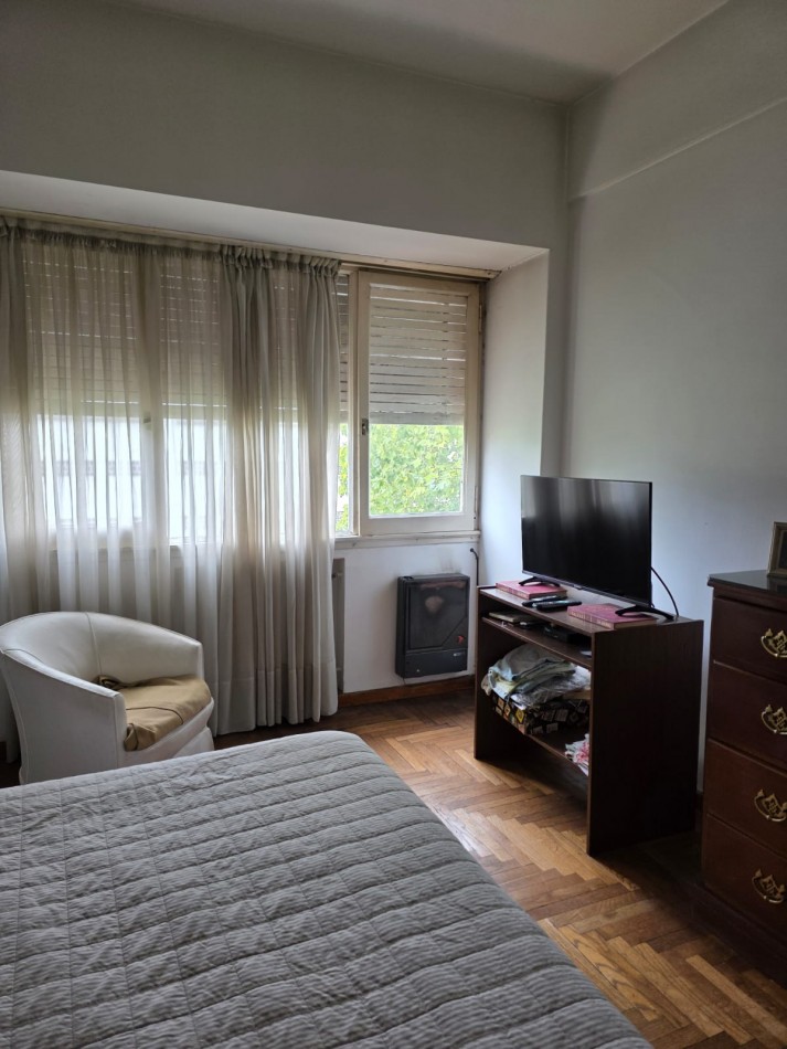Piso 3 ambientes con dependencia a la calle con balcon