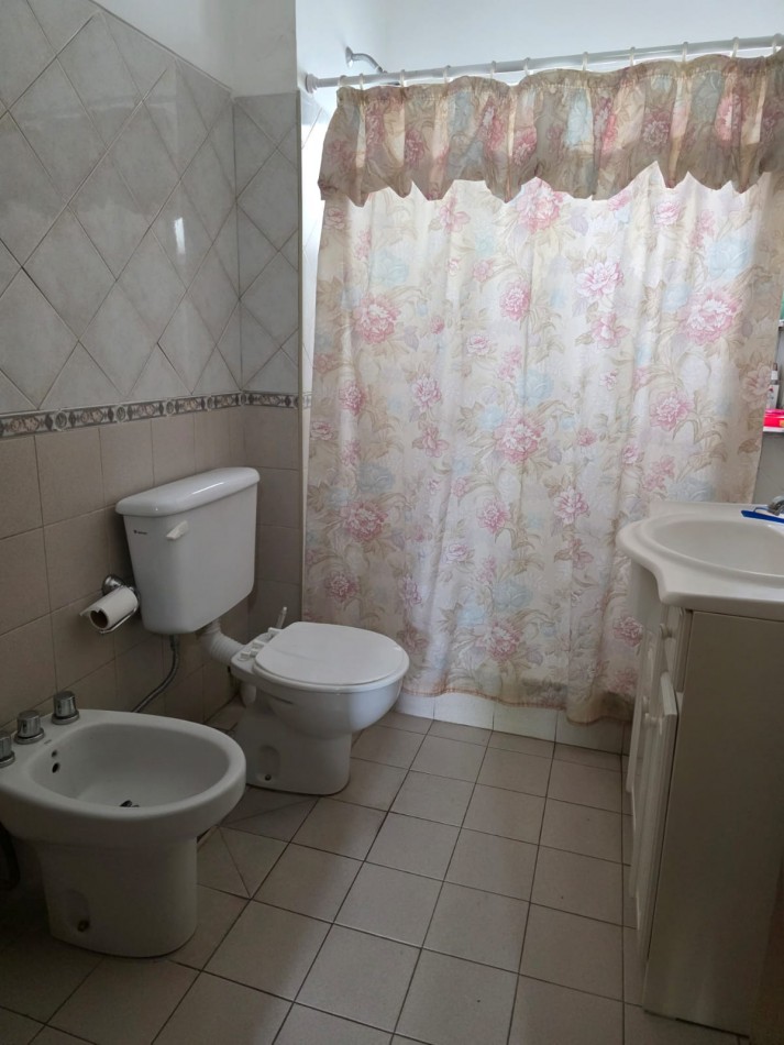 Piso 3 ambientes con dependencia a la calle con balcon