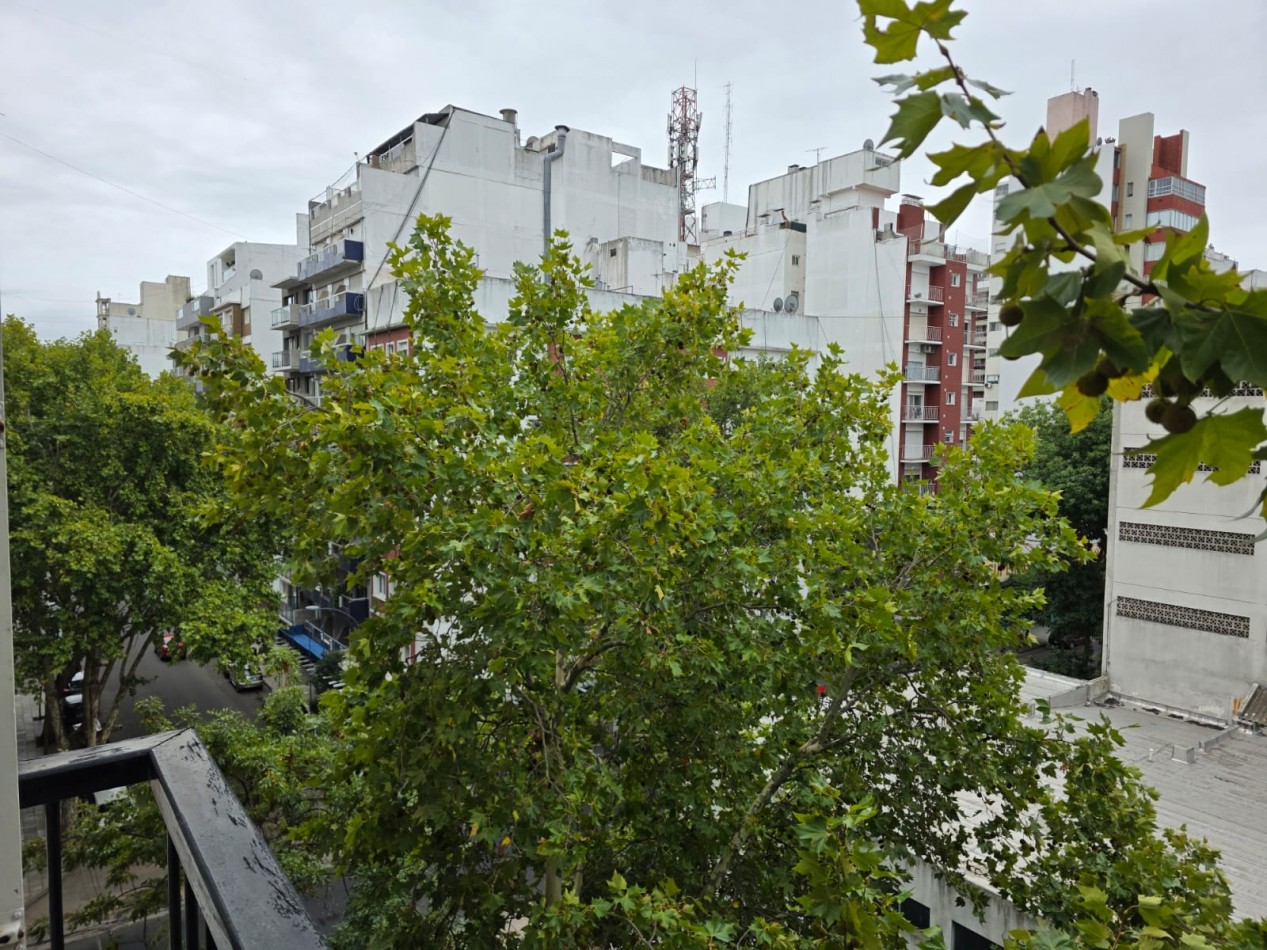 Piso 3 ambientes con dependencia a la calle con balcon