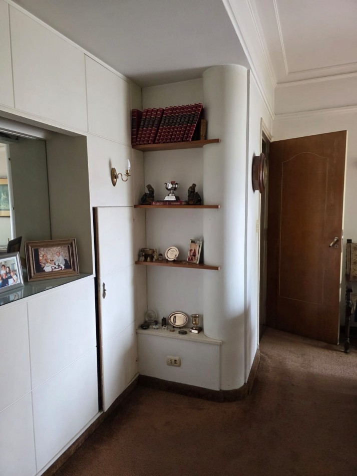 Piso 3 ambientes con dependencia a la calle con balcon