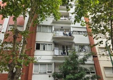 Piso 3 ambientes con dependencia a la calle con balcon 